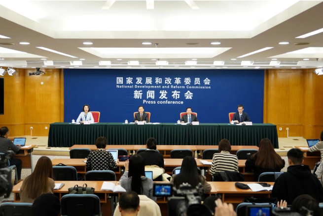 中國(guó)光伏、風(fēng)電產(chǎn)業(yè)分別貢獻(xiàn)了全球市場(chǎng)超過(guò)75%的光伏組件和70%的風(fēng)電關(guān)鍵零部件