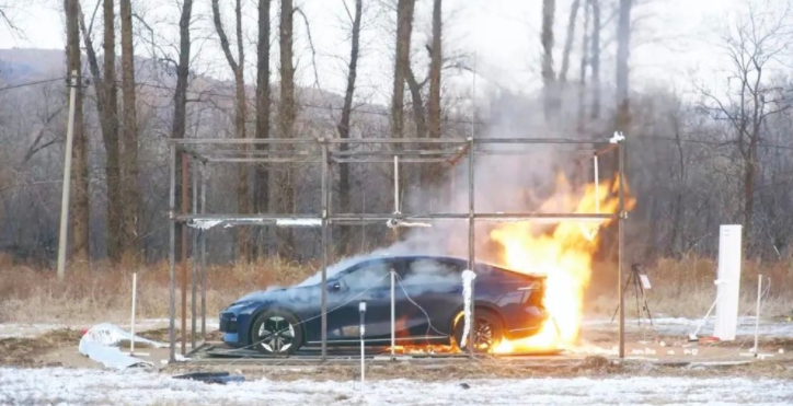 國內(nèi)首個,氫燃料電池整車極限火燒試驗(yàn)完成